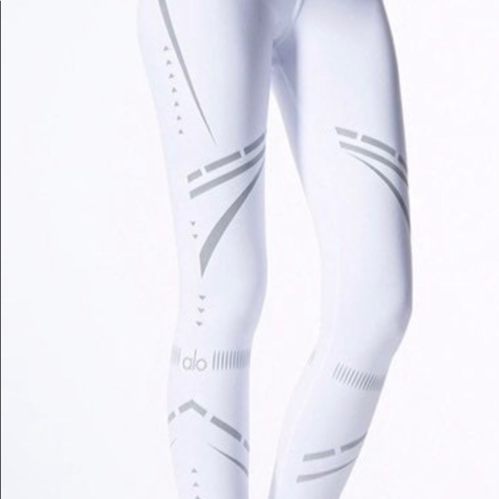 Alo Yoga White leggings with reflective touch